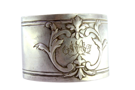  Argola de guardanapo em prata com relevos envolvendo cartela para monograma.